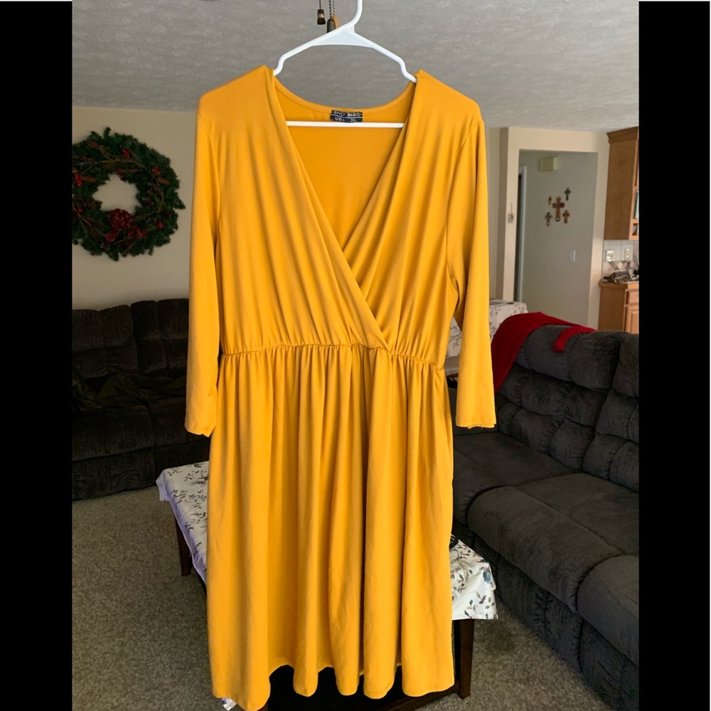 Golden yellow dress with 3/4 sleeves and pockets